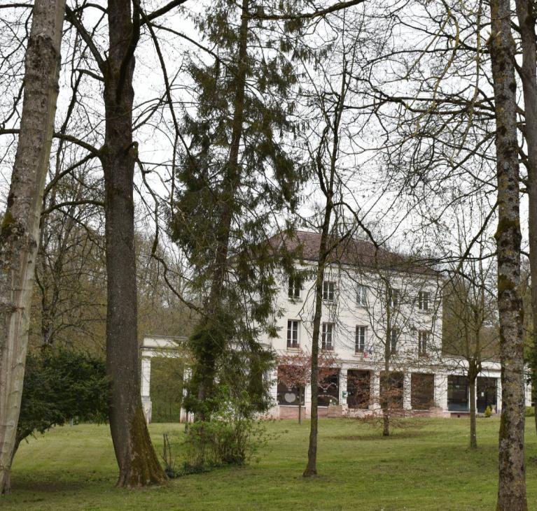 Mairie derrière les arbres